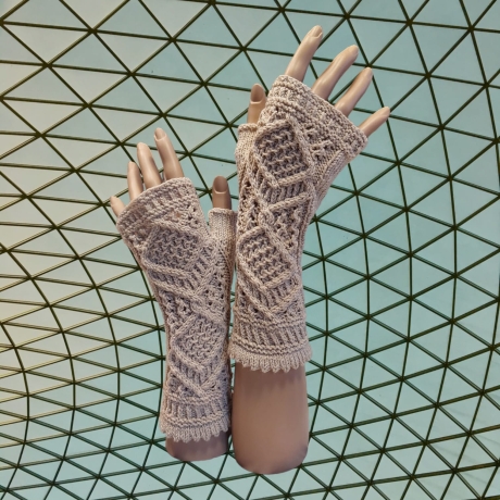 Elegante Handstulpen mit Merino und Seide in Natur