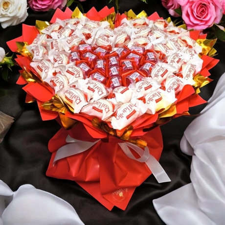 Essbarer Blumenstrauß mit Raffaello und Mon Cheri