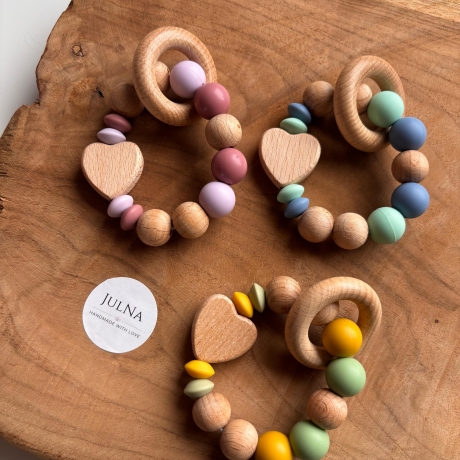 Greifring / Greifling / Motorikspielzeug Herzchen personalisiert