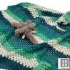 Handgefertigte Babydecke gehäkelt, Granny-Square grün blau weiß
