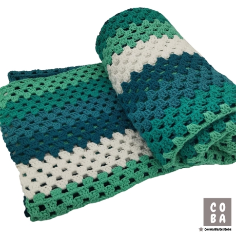 Handgefertigte Babydecke gehäkelt, Granny-Square grün blau weiß