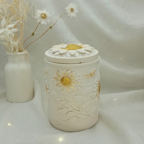 Dose mit Sonnenblumen und goldenen Akzenten