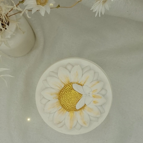 Dose mit Sonnenblumen und goldenen Akzenten