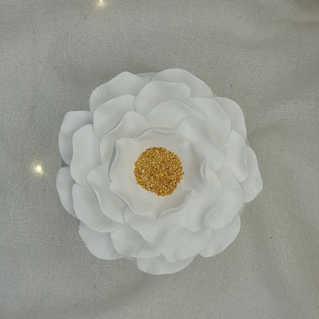 Camellia-Dose mit goldener Blütenmitte