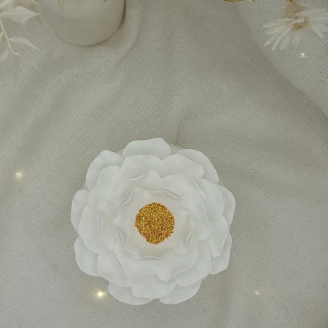 Camellia-Dose mit goldener Blütenmitte