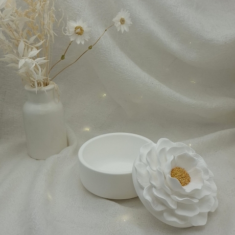 Camellia-Dose mit goldener Blütenmitte