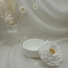 Camellia-Dose mit goldener Blütenmitte