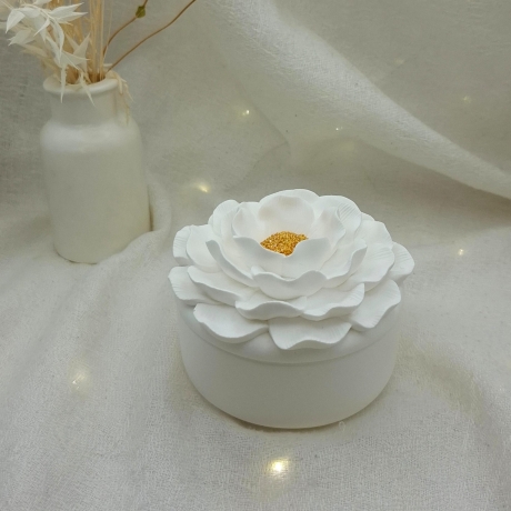 Camellia-Dose mit goldener Blütenmitte