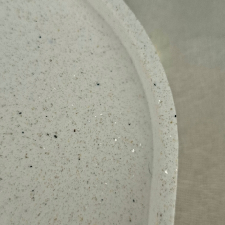 Breite weiße Schmuckablage mit Glitzerpartikeln