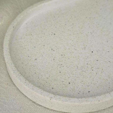 Breite weiße Schmuckablage mit Glitzerpartikeln