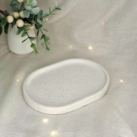 Breite weiße Schmuckablage mit Glitzerpartikeln