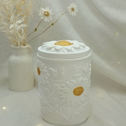 Weiße Dose mit Sonnenblumen und goldenen Akzenten