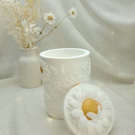Weiße Dose mit Sonnenblumen und goldenen Akzenten
