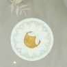 Weiße Dose mit Sonnenblumen und goldenen Akzenten