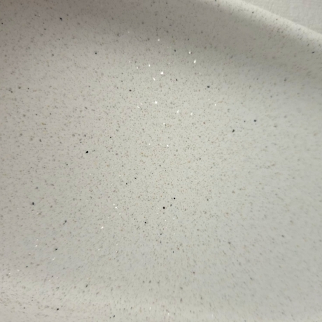 Schmale weiße Schmuckablage mit Glitzerpartikeln