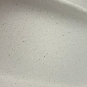 Schmale weiße Schmuckablage mit Glitzerpartikeln