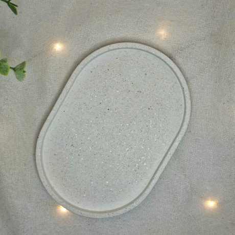 Breite weiße Schmuckablage mit Glitzerpartikeln