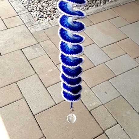 Windspiel gehäkelt Windspirale Windspinner Blau-Weiß 110cm
