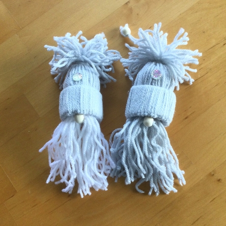 Weihnachtswichtel Gnome 2er Set in hellgrau und hellgrau-weiß 