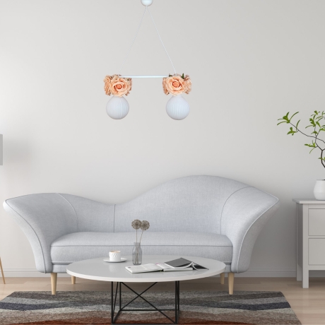 Romantische Lampe mit Blumen und Rosenblüten in Pfirsich Pastell