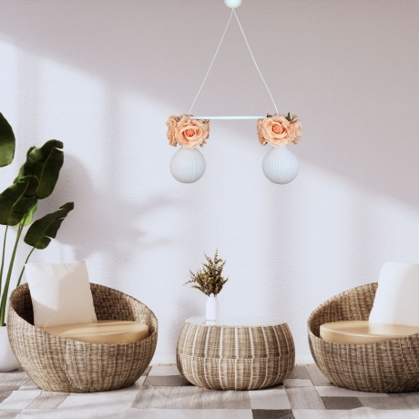 Romantische Lampe mit Blumen und Rosenblüten in Pfirsich Pastell