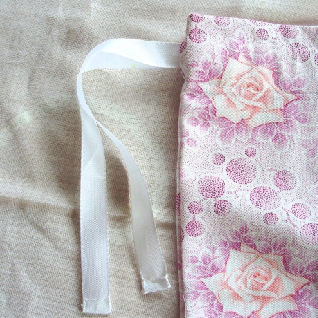 Stoffbeutel/Wäschebeutel aus Baumwollstoff mit Rosen genäht