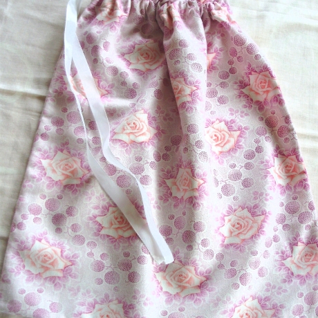Stoffbeutel/Wäschebeutel aus Baumwollstoff mit Rosen genäht