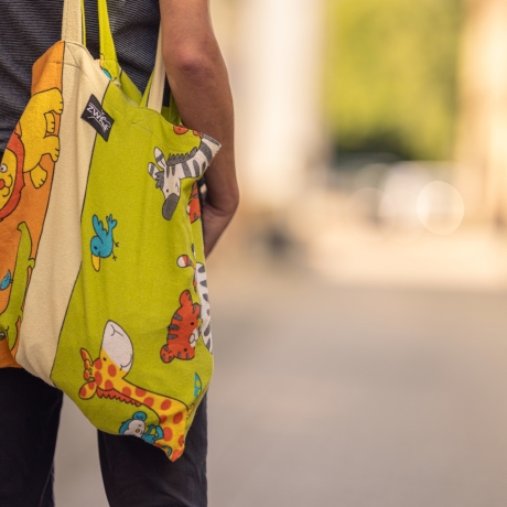 1 bunter Upcycling-Stoffbeutel