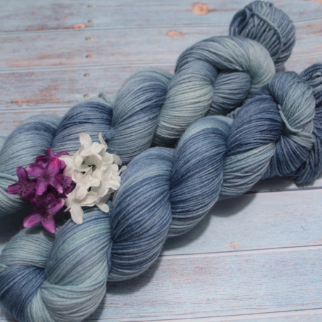 Handgefärbte 4-fädige Kuschel(socken)wolle Wolkenspiel 23/23