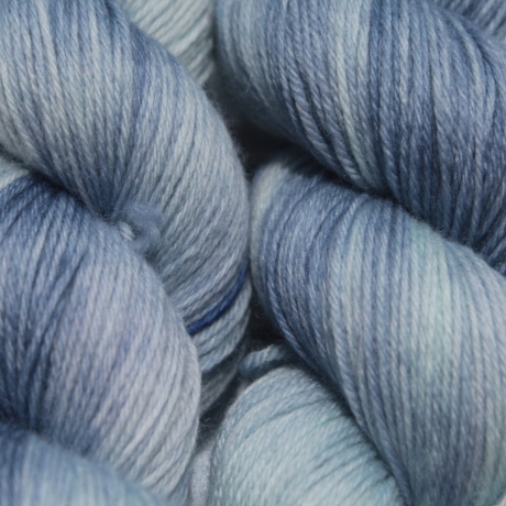 Handgefärbte 4-fädige Kuschel(socken)wolle Wolkenspiel 23/23