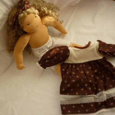 Stoffpuppe n. Art d. Waldorfpuppe mit Echthaarperücke 