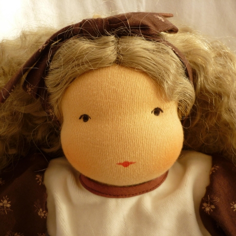 Stoffpuppe n. Art d. Waldorfpuppe mit Echthaarperücke 