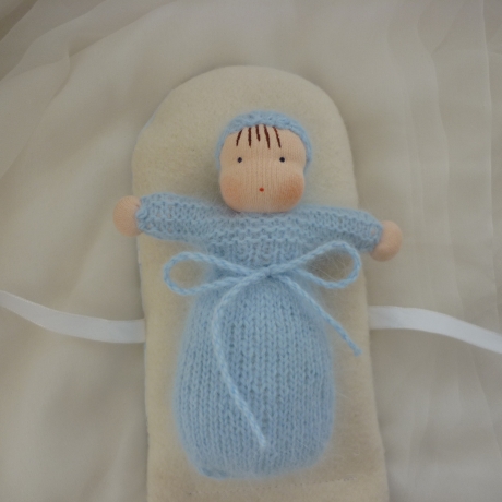 Strickpüppchen im Steckbett, hellblau