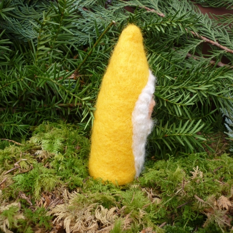 Filzzwerg, nadelgefilzt aus gelber Märchenwolle