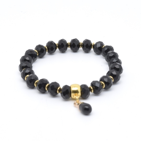 Damenarmband aus Facettperlen mit einem Tropfencharm