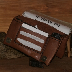 Handgenähtes Tabak-Etui aus Leder.