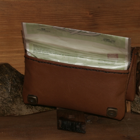 Handgenähtes Tabak-Etui aus Leder.