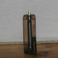 Füller Aus Zwetschge, Blau gebeizt.