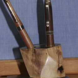 Stiftehalter aus Walnuss/Teak/Epoxy