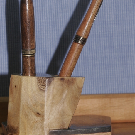 Stiftehalter aus Walnuss/Teak/Epoxy