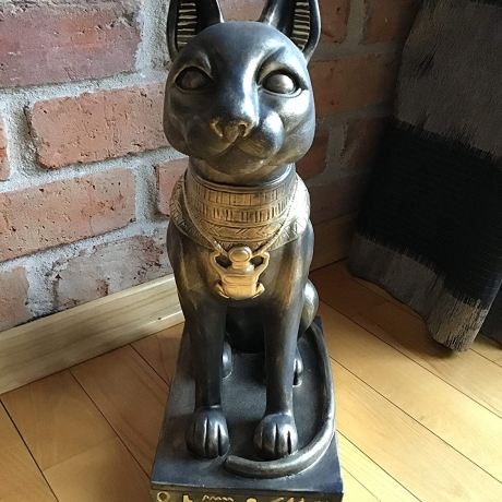 Figur einer ägyptischen Katze mit Skarabäus. 39 cm.