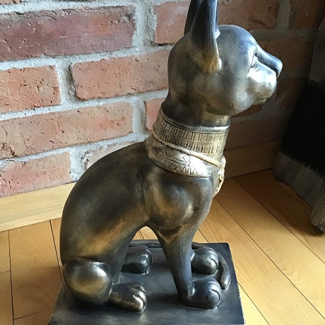 Figur einer ägyptischen Katze mit Skarabäus. 39 cm.