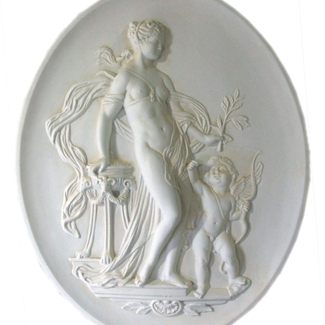 Schöne Flachreliefdarstellung einer Frau mit Engeln. 77 cm.