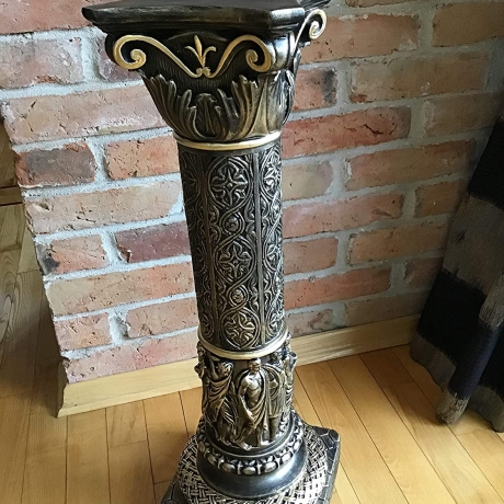 Schöne, reich verzierte griechische Säule. 74 cm.