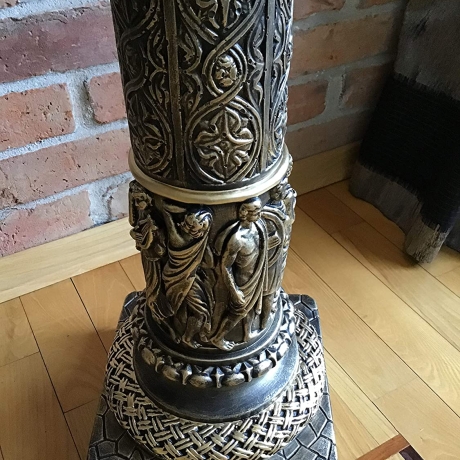 Schöne, reich verzierte griechische Säule. 74 cm.