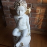 Schöne Figur, ein Engel, der auf einer Kugel sitzt. 75 cm.