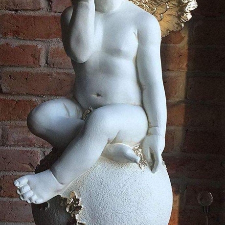 Schöne Figur, ein Engel, der auf einer Kugel sitzt. 75 cm.