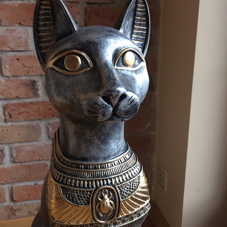 Figur einer ägyptischen Katze, Skarabäus und Hieroglyphen. 74 cm.
