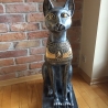Figur einer ägyptischen Katze, Skarabäus und Hieroglyphen. 74 cm.