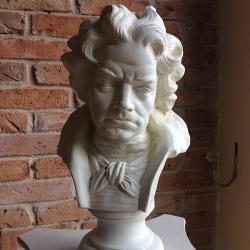 Büste Beethovens. 39 cm.